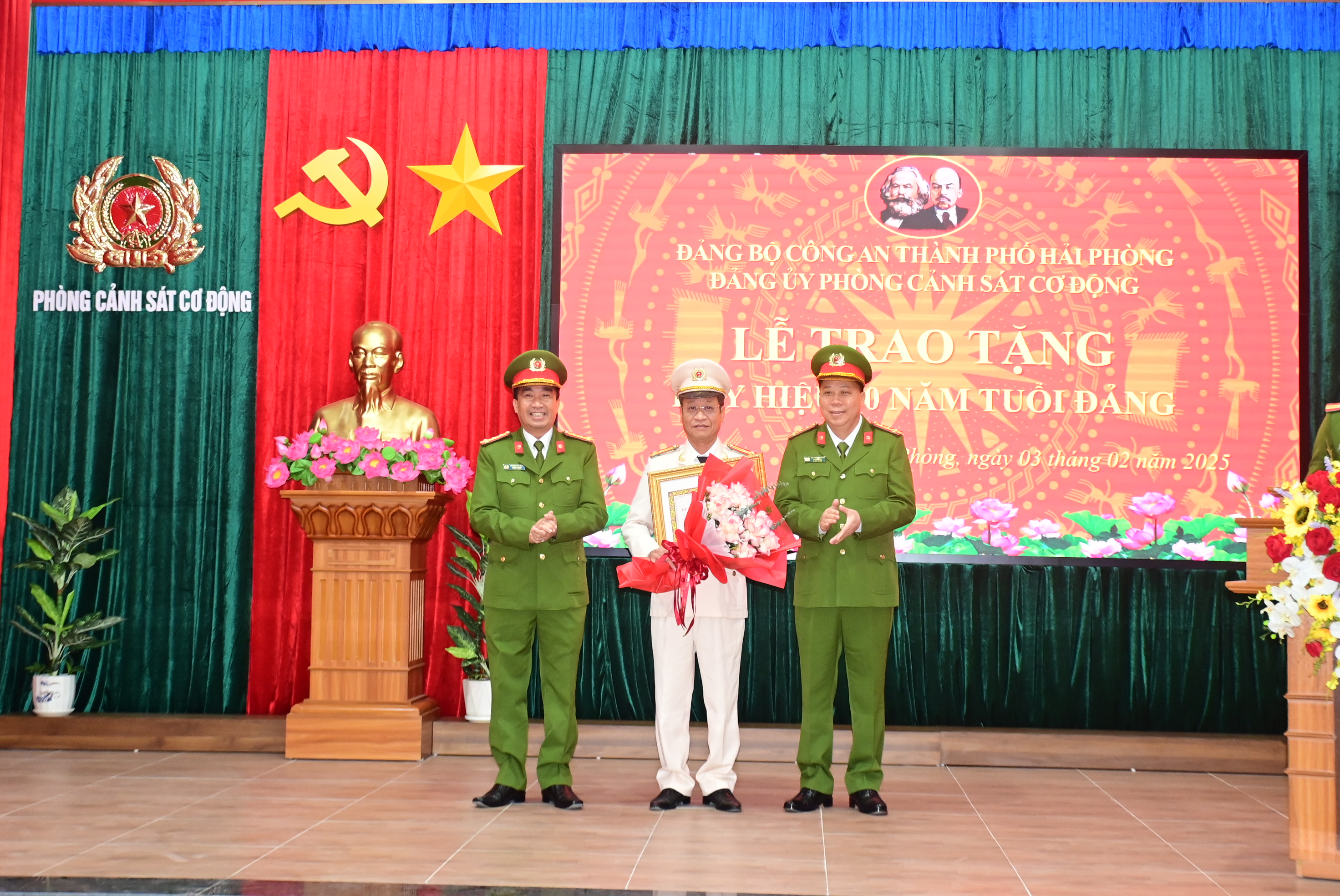 Phòng Cảnh sát cơ động CATP: Trao Huy hiệu 30 năm tuổi Đảng